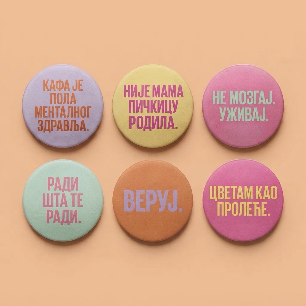 Šest bedževa u pastelnim bojama sa natpisima Kafa je pola mentalnog zdravlja, Nije mama pičkicu rodila, Ne mozgaj uživaj, Radi šta te radi, Veruj i Cvetam kao proleće